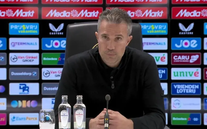 روبن فان بيرسي يرد بسخرية ويهاجم التحكيم عقب تعادل فايينورد